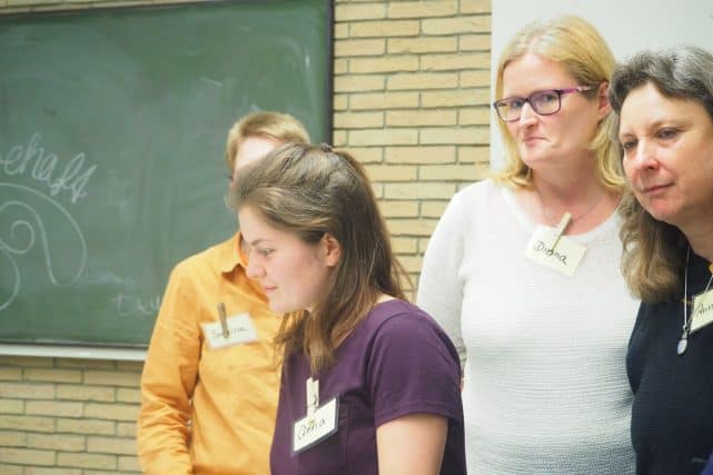 Aufmerksamkeit bei den Teilnehmerinnen Teilnehmerinnen hören aufmerksam zu